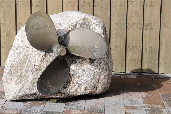 Harbour of List, North Sea island of Sylt, North Frisia, Schleswig-Holstein, Modern sculpture consisting of a ship's propeller on a large stone base outdoors, Sylt, North Frisian island, Schleswig Holstein, Germany, Europe