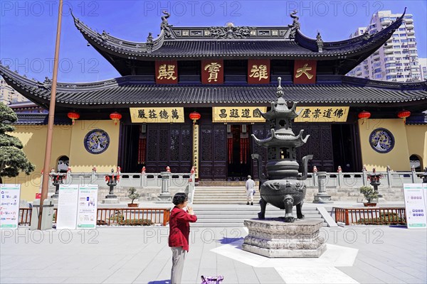 Jade Buddha Temple, Shanghai, View of the forecourt of a temple with traditional Chinese architecture under a blue sky, Shanghai, China, Asia