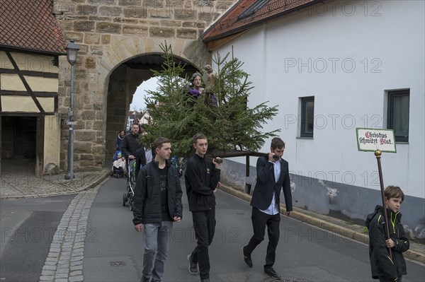 Historic Good Friday procession for 350 years with life-size wood-carved figures from the 18th century, Neunkirchen am Brand, Middle Franconia, Bavaria, Germany, Europe