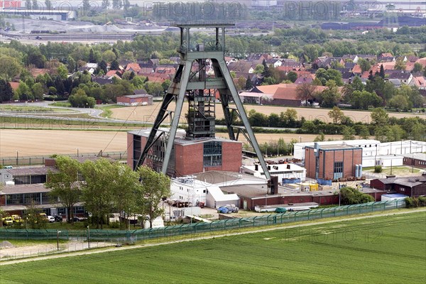 Conveyor tower of Schacht Konrad, a disused iron ore mine. The first final repository for low and intermediate-level radioactive waste authorised under nuclear law in Germany is being built here, Salzgitter, 09/05/2015, Salzgitter, Lower Saxony, Germany, Europe