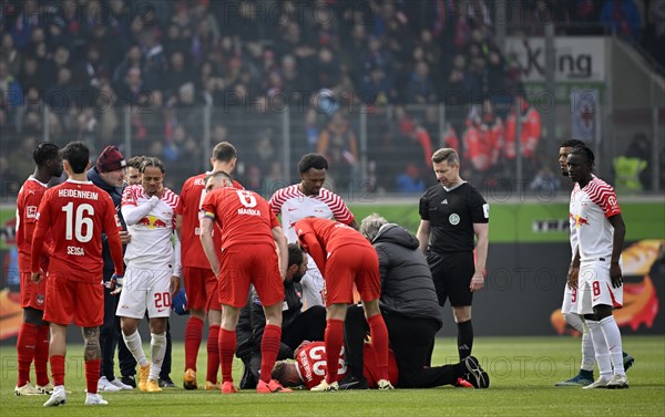 Lennard Maloney 1. FC Heidenheim 1846 FCH (33) injured on the ground, injury, Referee Referee Tobias Welz, Voith-Arena, Heidenheim, Baden-Wuerttemberg, Germany, Europe