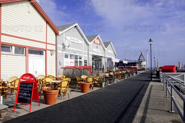 Harbour of List, North Sea island Sylt, North Frisia, Schleswig-Holstein, Empty chairs in front of cafes along a promenade with clear sky, Sylt, North Frisian island, Schleswig Holstein, Germany, Europe
