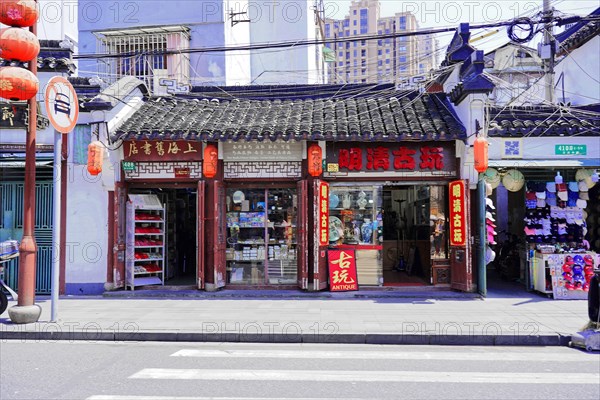 Stroll through Shanghai to the sights, Shanghai, China, Asia, Traditional shop with red lanterns and Chinese lettering, Asia