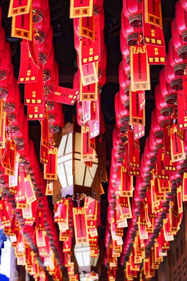 Jade Buddha Temple, Shanghai, ceiling full of red Chinese lanterns in traditional arrangement, Shanghai, China, Asia
