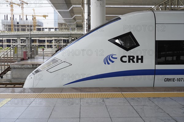 Express train CRH380 to Yichang, A high-speed train stands quietly at a railway station during the day, Shanghai, Yichang, Yichang, Hubei Province, China, Asia