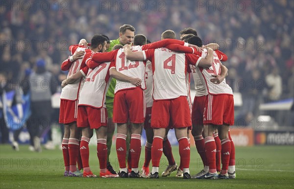 Team building, team circle in front of the start of the match, FC Bayern Munich FCB, Allianz Arena, Munich, Bavaria, Germany, Europe