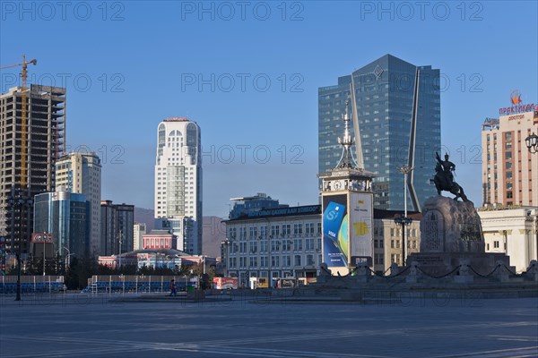 Building boom in Ulan Bator, post office, statue of Damdin Suekhbaatar on Sukhbaatar Square, Chinggis Square in the capital Ulaanbaatar, Ulan Bator, Mongolia, Asia