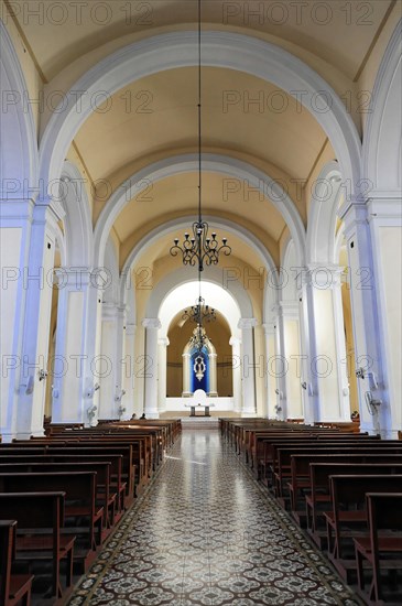 Cathedral Nuestra Senora de la Asuncion, Old Town, Granada, Nicaragua, Empty pews in a peaceful church with view to the altar, Central America, Central America