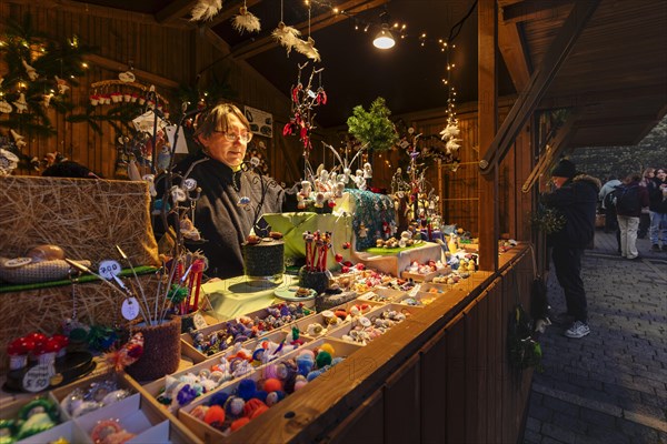 Stand at the Christmas market in Schwaebisch Hall, Baden-Wuerttemberg, Germany, Schwaebisch Hall, Baden-Wuerttemberg, Germany, Europe