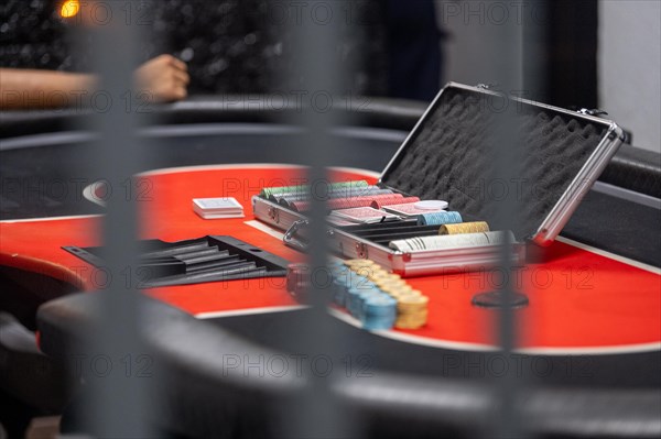 Close-up of a poker table with chips and a poker case, symbolising the excitement of the game, Cologne police led a raid against illegal gambling on Friday evening. Around 200 investigators from the police, customs, tax investigation, the public order office, the tax and revenue office, the immigration office and the public catering office were out on the streets of Cologne on Friday evening. They search 25 properties where there are indications that illegal gambling is taking place. And they make a find