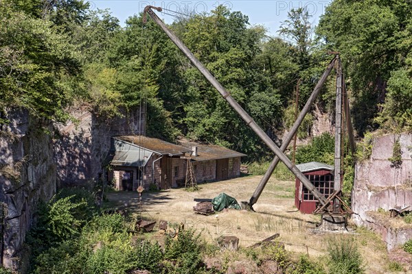 Disused Michelnau quarry, Michelnau tuff, red basalt, red lava, cinder agglomerate, Tertiary volcano, geotope, wooden crane, derrick crane, industrial monument, Michelnau, Vogelsberg Volcanic Region nature park Park, Nidda, Wetterau, Hesse, Germany, Europe