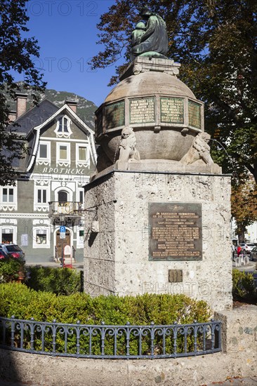 Old pharmacy and war memorial on Marienplatz, Garmisch district, Garmisch-Partenkirchen, Werdenfelser Land, Upper Bavaria, Bavaria, Germany, Europe