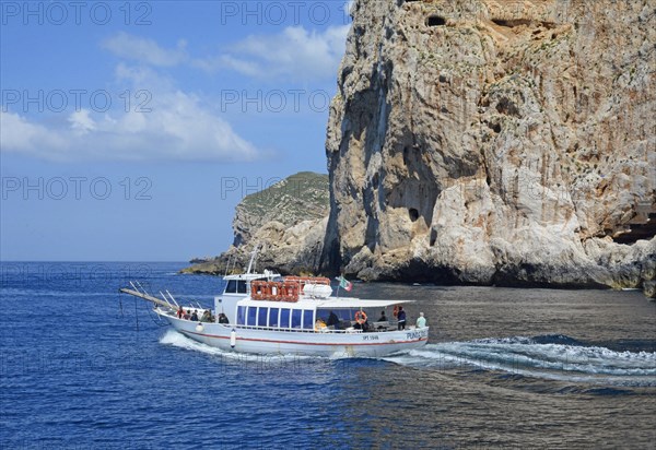 Excursion boat at the rocky coast of Capo Caccia, Alghero, Sassari Province, Sardinia, Italy, Mediterranean Sea, South Europe, Europe