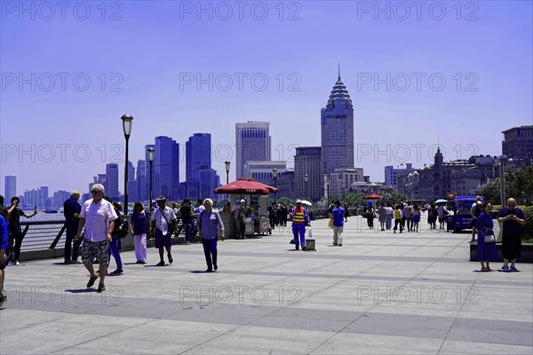 Stroll through Shanghai to the sights, Shanghai, China, Asia, people walking on the promenade with skyscrapers in the background, Asia