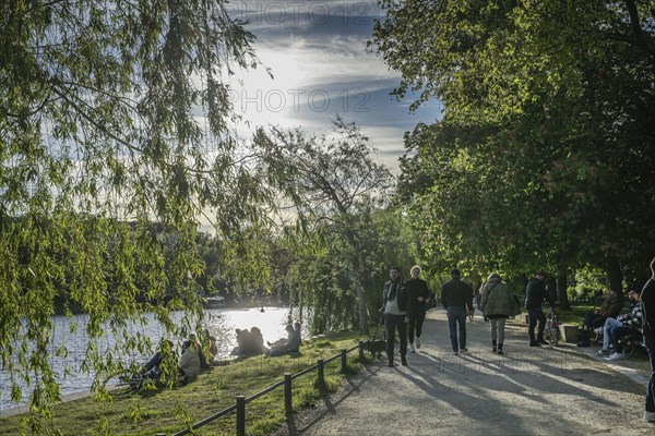 People, Leisure, Urban harbour, Landwehrkanal, Kreuzberg, Friedrichshain-Kreuzberg, Berlin, Germany, Europe