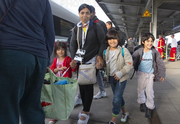 Syrian refugees have arrived at Schoenefeld station on a special train. They are then taken by bus to accommodation in Berlin, 13/09/2015, Schoenefeld, Brandenburg, Germany, Europe