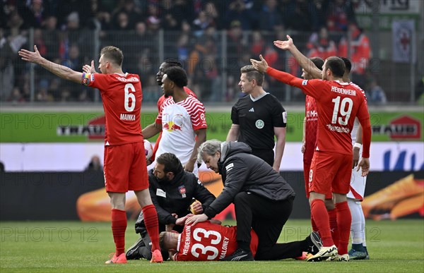 Lennard Maloney 1. FC Heidenheim 1846 FCH (33) injured on the ground, injury, players call paramedics with mobile stretcher, referee Referee Tobias Welz, Voith-Arena, Heidenheim, Baden-Wuerttemberg, Germany, Europe