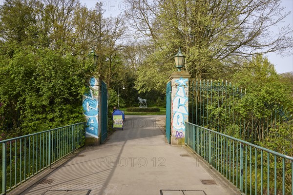 Mayor Mevissen Bridge and entrance gate to the Wallanlagen municipal park in Bremen, Hanseatic city, federal state of Bremen, Germany, Europe