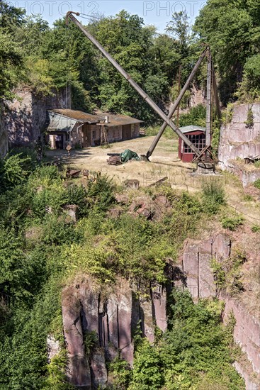 Disused Michelnau quarry, Michelnau tuff, red basalt, red lava, cinder agglomerate, Tertiary volcano, geotope, wooden crane, derrick crane, industrial monument, Michelnau, Vogelsberg Volcanic Region nature park Park, Nidda, Wetterau, Hesse, Germany, Europe