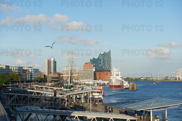 09.06.2022 I Hamburg I Port of Hamburg I Scene with Landungsbruecken, Elbphilharmonie and Moeve I Carsten Milbret kleinespresseteam, Hamburg-Altona, Hamburg, Hamburg, Germany, Europe