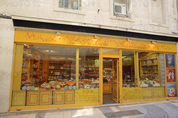 Confectionery shop 'La Cure Gourmande', entrance and shop window, Avignon, Vaucluse, Provence-Alpes-Cote d'Azur, South of France, France, Europe