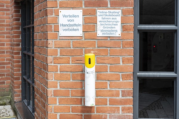 Distribution of flyers prohibited, warning sign on a brick wall on an architectural building in the old town centre of Memmingen, Bavaria, Germany, Europe