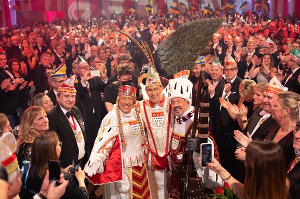 The triumvirate for the 2024 session was proclaimed today in Cologne's Guerzenich to thunderous applause! Prince Sascha I, Bauer Werner and Maid Frieda - all three members of KG Treuer Husar Blau-Gelb. Photo: Alexander Franz Photo C2024Alexander Franz www.alexander-franz-fotografie.de