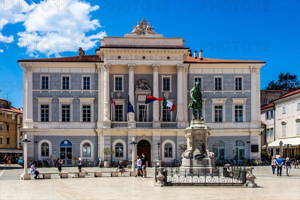 Tartini Square with bronze statue of the composer Giuseppe Tartini, by Venetian artist Antonio Dal Zotto, harbour town of Piran on the Adriatic coast with Venetian flair, Slovenia, Piran, Slovenia, Europe