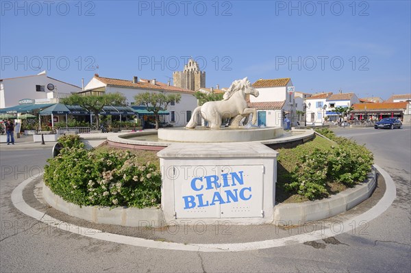 Roundabout with a statue of a Camargue horse in a fountain, Les Saintes-Maries-de-la-Mer, Camargue, Bouches-du-Rhone, Provence-Alpes-Cote d'Azur, South of France, France, Europe