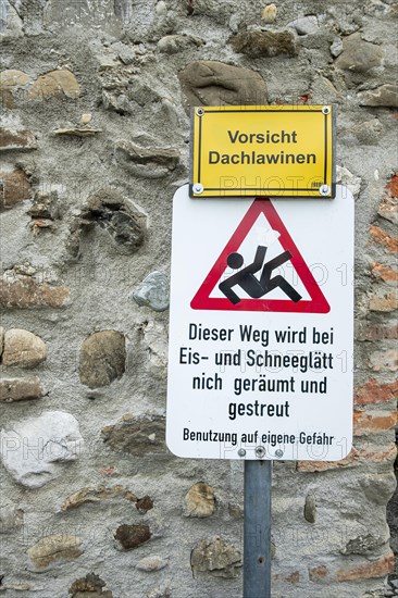 Beware of roof avalanches and this path will not be cleared in icy conditions, signposting in the old town centre of Isny im Allgaeu, Baden-Wuerttemberg, Germany, Europe