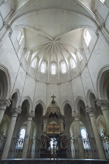 Chancel with ribbed vault in the former Cistercian monastery of Pontigny, Pontigny Abbey was founded in 1114, Pontigny, Bourgogne, France, Europe
