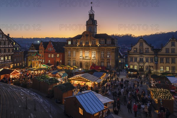 Christmas market on the market square with town hall, Schwaebisch Hall, Baden-Wuerttemberg, Germany, Schwaebisch Hall, Baden-Wuerttemberg, Germany, Europe