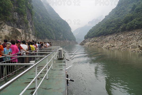 Cruise ship on the Yangtze River, Hubei Province, China, Asia, Group of tourists on board a ship travelling along the river, Yichang, Asia