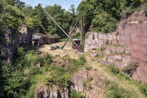 Disused Michelnau quarry, Michelnau tuff, red basalt, red lava, cinder agglomerate, Tertiary volcano, geotope, wooden crane, derrick crane, industrial monument, Michelnau, Vogelsberg Volcanic Region nature park Park, Nidda, Wetterau, Hesse, Germany, Europe