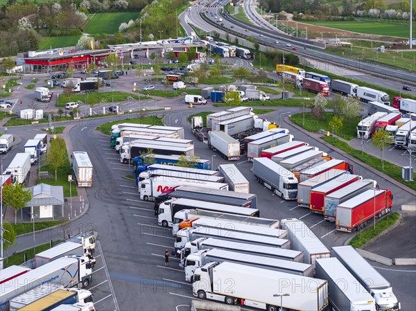 Serways service area Denkendorf Nord, motorway service area, truck parking spaces missing for compliance with rest periods, symbol photo, drone photo, Denkendorf, Baden-Wuerttemberg, Germany, Europe