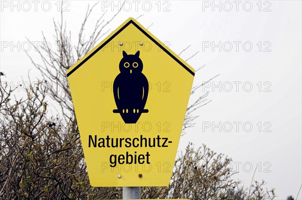 Sylt, North Frisian Island, Schleswig Holstein, A yellow sign with a black owl marks a nature reserve, Sylt, North Frisian Island, Schleswig Holstein, Germany, Europe