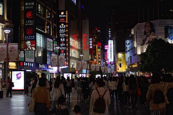 Evening stroll through Shanghai to the sights, Shanghai, Night view of a lively shopping district with lots of people and bright lights, Shanghai, People's Republic of China