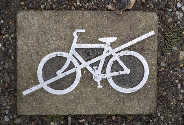 Prohibition sign for cyclists in the castle park, Ludwigslust, Mecklenburg-Vorpommern, Germany, Europe