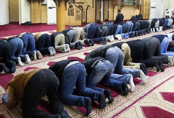 Friday prayer by Muslims in the Berlin mosque Neukoellner Begegnungsstaette, 27/03/2015, Berlin, Berlin, Germany, Europe