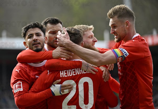 Goal celebration, cheering Jan-Niklas Beste 1. FC Heidenheim 1846 FCH (37) Nikola Dovedan 1. FC Heidenheim 1846 FCH (20) Kevin Sessa 1. FC Heidenheim 1846 FCH (16) Patrick Mainka 1. FC Heidenheim 1846 FCH (06) Voith-Arena, Heidenheim, Baden-Wuerttemberg, Germany, Europe