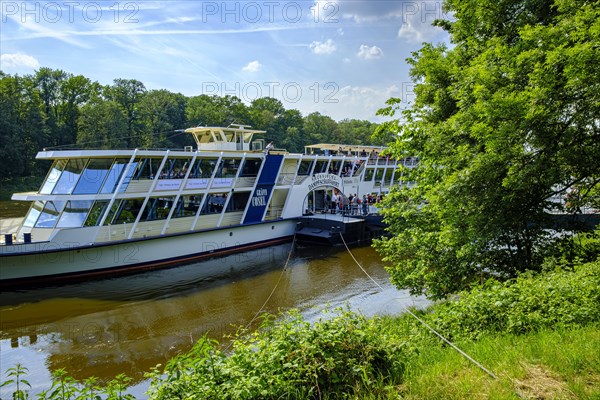Passengers board the GRAeFIN COSEL passenger ship at the steamer landing stage in Pillnitz, Dresden, Saxony, Germany, Europe