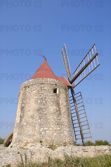 Windmill 'Moulin de Daudet', Fontvieille, Bouches-du-Rhone, Provence-Alpes-Cote d'Azur, South of France, France, Europe