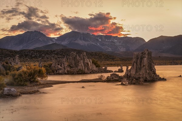 Mono Lake at sunset, Mono Lake Tufa State Reserve, Sierra Nevada, California, USA, Mono Lake Tufa State Reserve, California, USA, North America