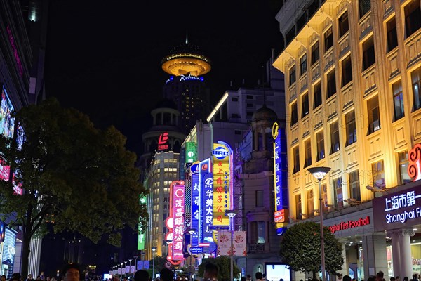 Evening stroll through Shanghai to the sights, Shanghai, Urban scene at night with illuminated billboards and skyscrapers, Shanghai, People's Republic of China