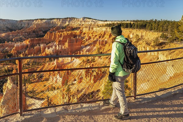 Tourist at Sunset Point, Bryce Canyon, Bryce Canyon National Park, Colorado Plateau, Utah, United States, USA, Bryce Canyon, Utah, USA, North America