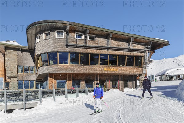 Skiers at the Hoefatsblick station on the Nebelhorn, Oberstdorf, Allgaeu, Swabia, Bavaria, Germany, Oberstdorf, Bavaria, Germany, Europe