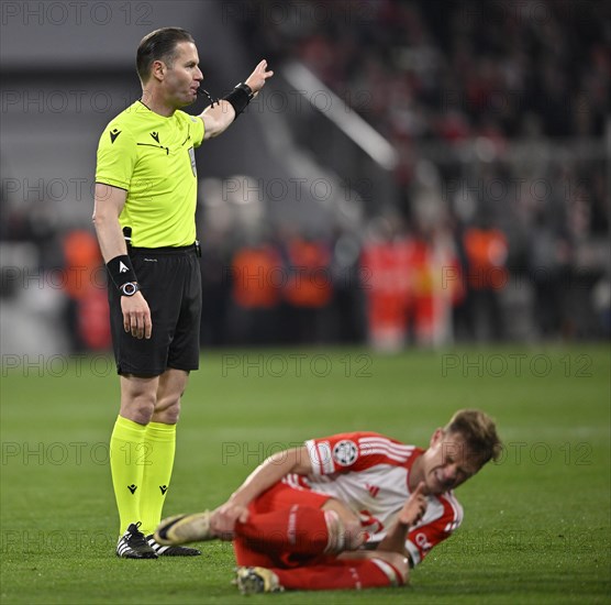 Referee Referee Danny Makkelie (NED) gesture gesture, Joshua Kimmich FC Bayern Munich FCB (06) injured on the ground, Allianz Arena, Munich, Bavaria, Germany, Europe
