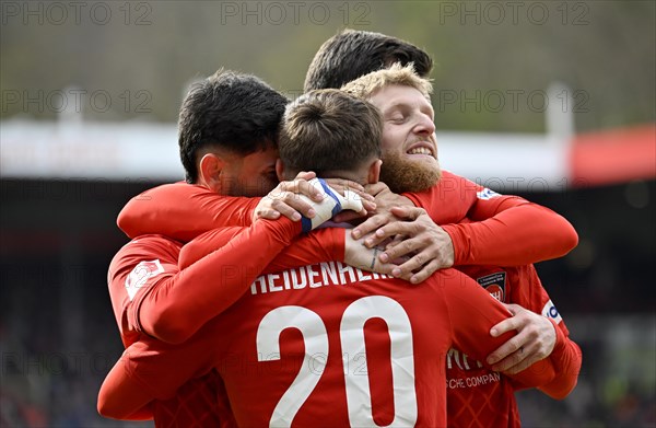 Goal celebration, cheering Jan-Niklas Beste 1. FC Heidenheim 1846 FCH (37) Nikola Dovedan 1. FC Heidenheim 1846 FCH (20) Kevin Sessa 1. FC Heidenheim 1846 FCH (16) Voith-Arena, Heidenheim, Baden-Wuerttemberg, Germany, Europe