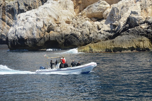 Speedboat with divers at the rocky coast of Capo Caccia, Alghero, Sassari Province, Sardinia, Italy, Mediterranean Sea, South Europe, Europe