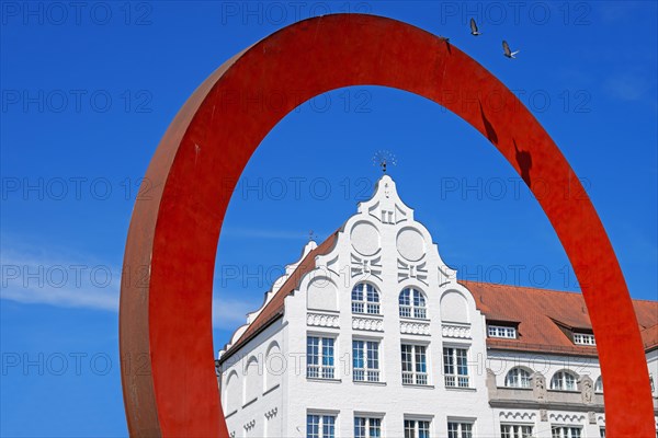 Municipal Luisengymnasium in Luisenstrasse seen through the artwork Der Ring '96 by Mauro Staccioli, Munich, Bavaria, Germany, Europe